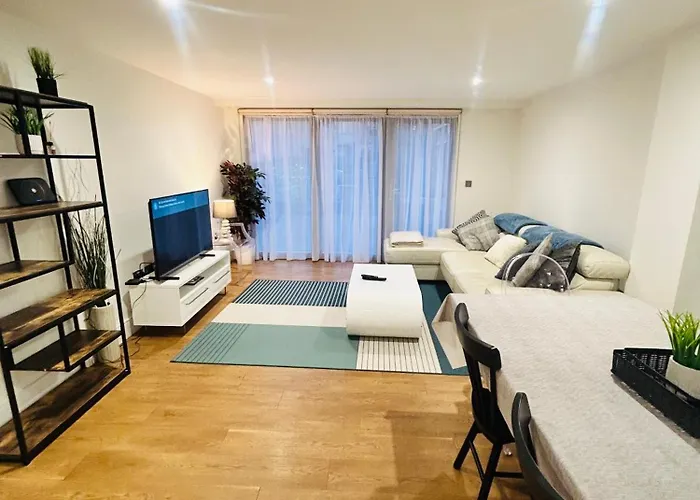Modern 2 Bed 2 Bath Apartment With Outdoor Space Hyde Park