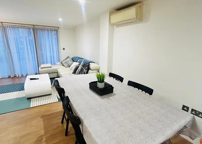 Modern 2 Bed 2 Bath Apartment With Outdoor Space Hyde Park