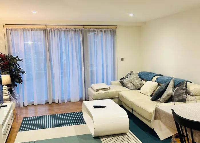 Modern 2 Bed 2 Bath Apartment With Outdoor Space Hyde Park